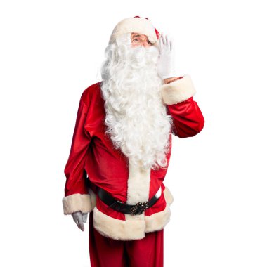 Orta yaşlı yakışıklı adam, Noel Baba kostümü ve sakal takmış el ele tutuşmuş bağırıyor ve çığlık atıyordu. İletişim konsepti.