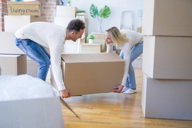 Genç güzel çift yeni evde karton kutular hareketli