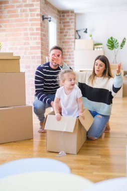 Güzel famiily, yeni evde karton fanny kutusu sürme ailesi ile oynayan çocuk