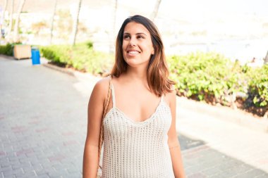 Romantik köyde genç ve güzel bir kadın güneşli bir günde kasaba sokaklarında yürüyor.