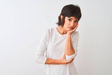 Genç güzel kadın izole beyaz arka plan üzerinde duran rahat t-shirt giyen yorgun görünümlü ve çapraz kolları ile depresyon sorunları ile sıkılmış düşünme.