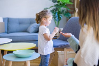 Çilek yiyen onu genç güzel anne ile Lovely yürümeye başlayan çocuk kız