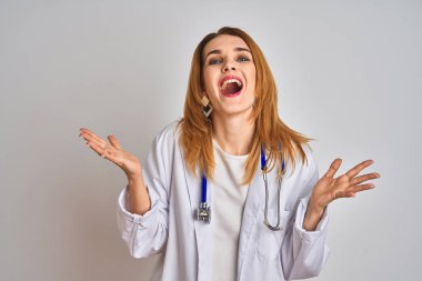 Kızıl saçlı, steteskop takan beyaz kadın çılgın ve başarıyı kollarını kaldırarak ve heyecanla haykırarak kutluyor. Kazanan konsept