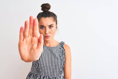 Çörek giymiş güzel bir kadın izole edilmiş beyaz arka planda durup avucunun içi gibi şarkı söylemeyi kesiyor. Yüzünde olumsuz ve ciddi bir jest olan uyarı ifadesi.