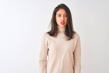 Balıkçı yaka kazak giyen güzel Çinli kadın tenha beyaz arka plan üzerinde duruyor uykulu ve yorgun görünüyor, yorgunluktan yorgun ve akşamdan kalma, sabahları tembel gözler..