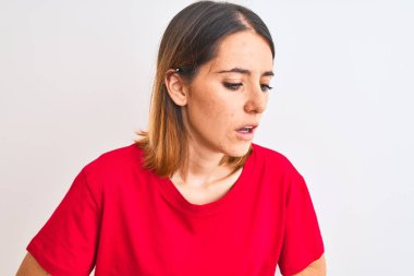 Güzel kızıl saçlı kadın, izole edilmiş arka plan üzerinde gündelik kırmızı tişört giyiyor hazımsızlık, acı veren hastalıklar yüzünden. Ache kavramı.