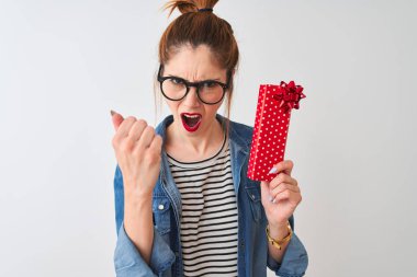 Sevgililer günü hediyesi olarak gözlük takan kızıl saçlı kadın öfkeli, sinirli ve sinirli bir şekilde bağırıyor ve el kaldırarak bağırıyor.