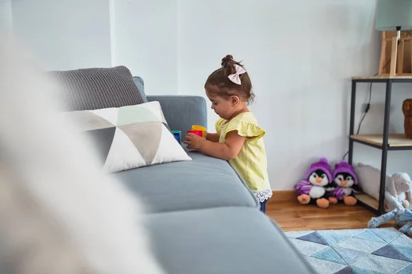 Anaokulunda Renkli Plastik Bardaklarla Oynayan Güzel Çocuk — Stok fotoğraf