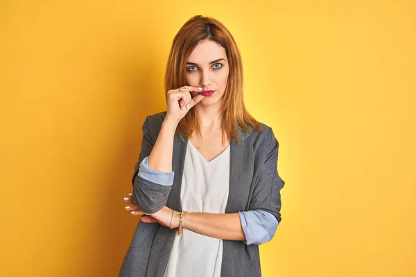 Pelirroja Mujer Negocios Caucásica Sobre Fondo Aislado Amarillo Persona Fuerte —  Fotos de Stock