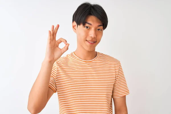 Ung Kinesisk Man Bär Casual Randig Shirt Stående Över Isolerade — Stockfoto