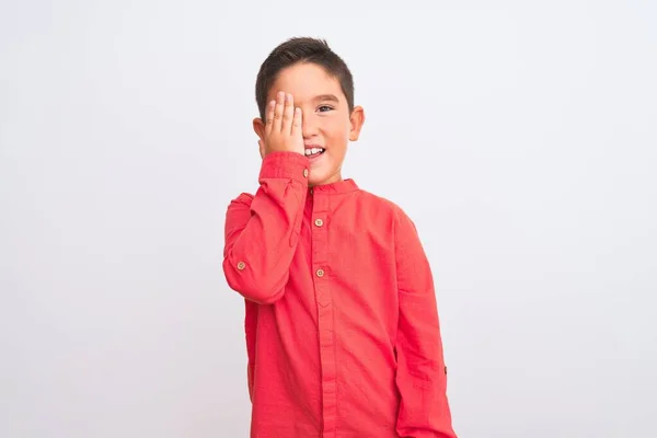 Menino Bonito Vestindo Camisa Vermelha Elegante Sobre Fundo Branco Isolado — Fotografia de Stock