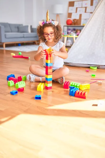 Schönes Kleinkind Mit Brille Und Einhorn Diadem Sitzt Kindergarten Und — Stockfoto