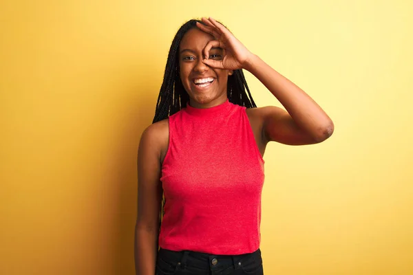 Afrikanisch Amerikanische Frau Trägt Ein Rotes Lässiges Shirt Das Über — Stockfoto