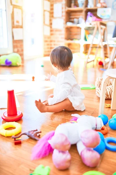 Schönes Kleinkind Freut Sich Kindergarten Über Buntes Spielzeug — Stockfoto