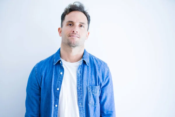 Joven Hombre Guapo Con Camisa Mezclilla Pie Sobre Fondo Blanco —  Fotos de Stock