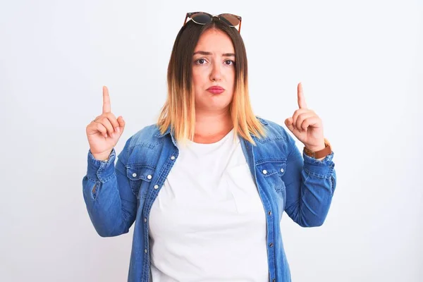 Hermosa Mujer Con Camisa Mezclilla Pie Sobre Fondo Blanco Aislado —  Fotos de Stock