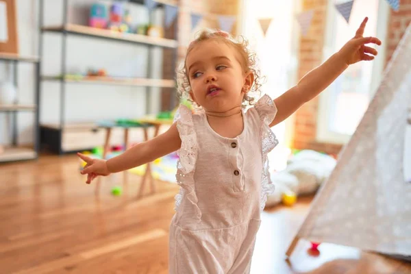 Bellissimo Bambino Caucasico Che Gioca Con Giocattoli Nella Sala Giochi — Foto Stock