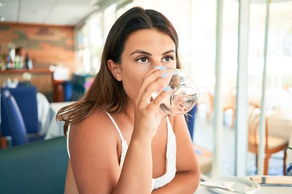 Joven Hermosa Mujer Sentada Restaurante Disfrutando Vacaciones Verano Beber Vaso — Foto de Stock