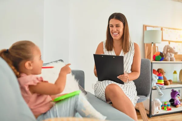 Schöne Psychologin Und Blondes Kleinkind Mädchen Das Auf Dem Sofa — Stockfoto