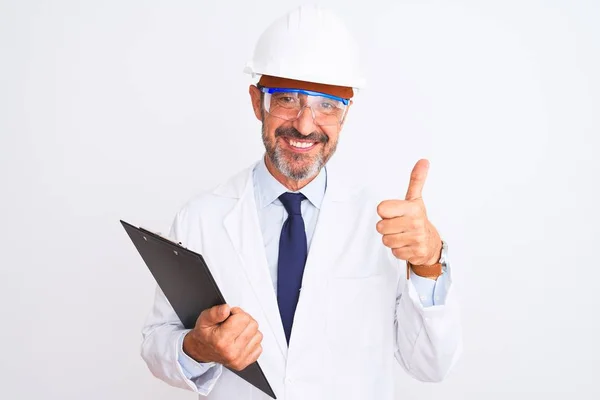 Starszy Inżynier Człowiek Noszący Okulary Kasku Trzymając Schowek Odizolowanym Białym — Zdjęcie stockowe