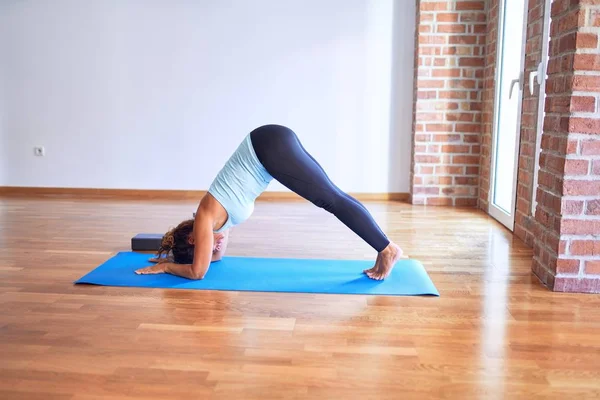 Medioevo Bello Sportwoman Piedi Stuoia Praticare Yoga Facendo Posa Delfino — Foto Stock