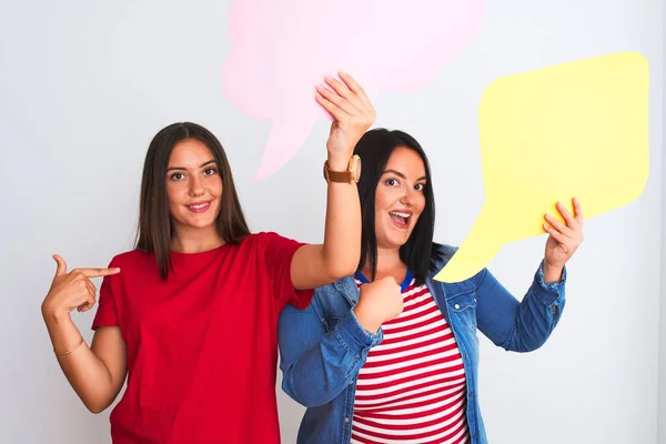 Giovani Belle Donne Che Tengono Bolla Discorso Piedi Sfondo Bianco — Foto Stock