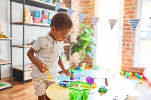 Linda Criança Afro Americana Brincando Com Alimentos Plástico Brinquedo Talheres — Fotografia de Stock