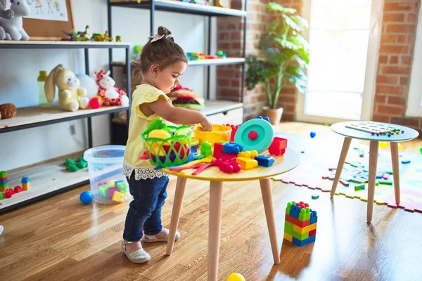 Bellissimo Bambino Che Gioca Sul Tavolo Con Verdure Piatti Plastica — Foto Stock