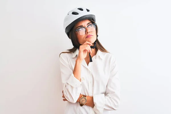 Mooie Zakenvrouw Het Dragen Van Een Bril Fietshelm Geïsoleerde Witte — Stockfoto