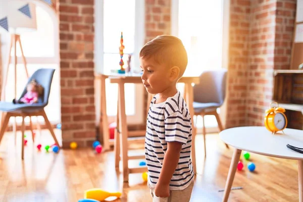 Mooie Peuter Jongen Staan Kleuterschool Met Veel Speelgoed — Stockfoto