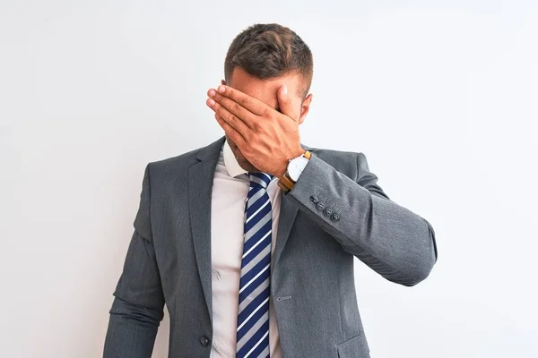 Joven Hombre Negocios Guapo Vistiendo Traje Corbata Sobre Fondo Aislado — Foto de Stock