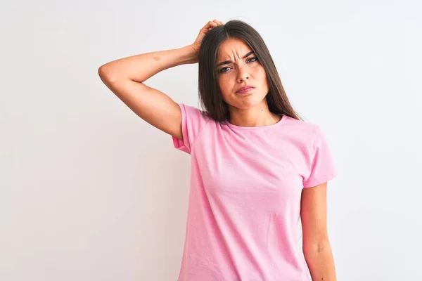 Joven Hermosa Mujer Usando Rosa Camiseta Casual Pie Sobre Fondo — Foto de Stock