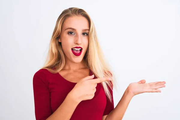 Jovem Mulher Bonita Vestindo Camiseta Vermelha Sobre Fundo Branco Isolado — Fotografia de Stock