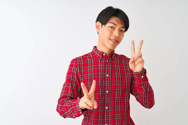 Mladý Číňan Neformální Červené Košili Stojící Nad Osamělým Bílým Pozadím — Stock fotografie