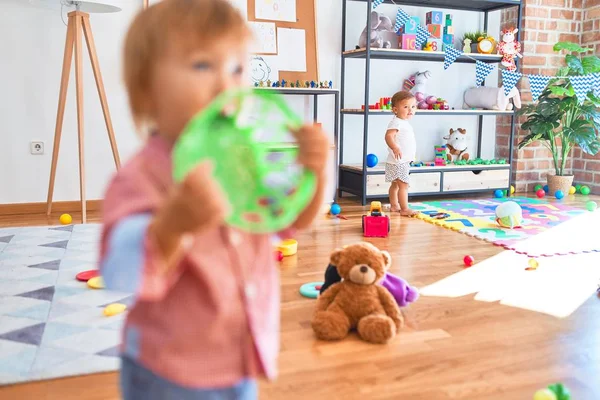 Adoráveis Crianças Brincando Torno Muitos Brinquedos Jardim Infância — Fotografia de Stock