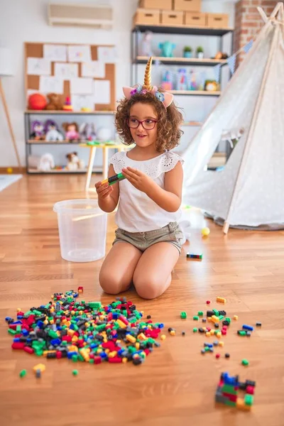 Schönes Kleinkind Mit Brille Und Einhorn Diadem Das Auf Dem — Stockfoto