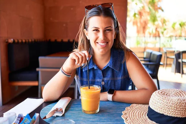 Junge Schöne Frau Sitzt Restaurant Und Genießt Den Sommerurlaub Und — Stockfoto