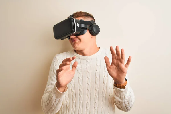 Joven Adolescente Guapo Jugando Juego Realidad Virtual Con Gafas —  Fotos de Stock