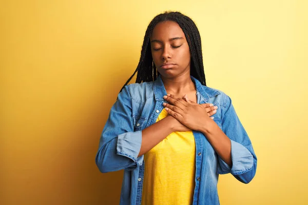 Mujer Afroamericana Joven Con Camisa Mezclilla Pie Sobre Fondo Amarillo — Foto de Stock