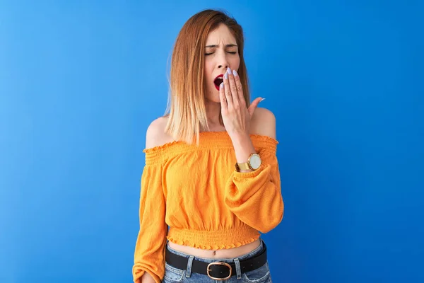 Mooie Roodharige Vrouw Draagt Oranje Casual Shirt Staan Geïsoleerde Blauwe — Stockfoto