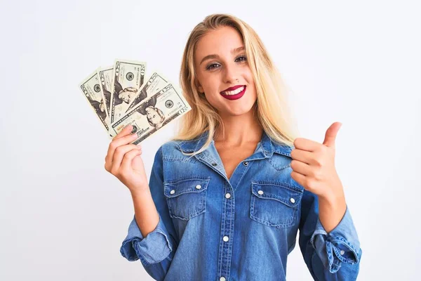 Joven Mujer Rubia Hermosa Sosteniendo Dólares Pie Sobre Fondo Blanco — Foto de Stock