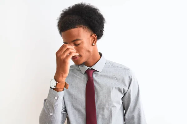 Młody Afrykański Biznesmen Noszący Krawat Stojący Białym Tle Zmęczony Pocieraniem — Zdjęcie stockowe