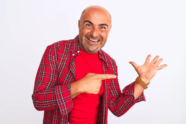 Homem Bonito Meia Idade Vestindo Camisa Casual Sobre Fundo Branco — Fotografia de Stock