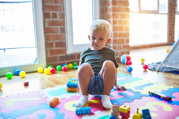 幼稚園でおもちゃで遊んでいる若い白人の子供 未成年の男の子幸せ Playroom — ストック写真