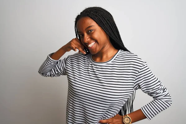 Νεαρή Αφροαμερικανή Γυναίκα Που Φοράει Ριγέ Μπλουζάκι Και Στέκεται Πάνω — Φωτογραφία Αρχείου