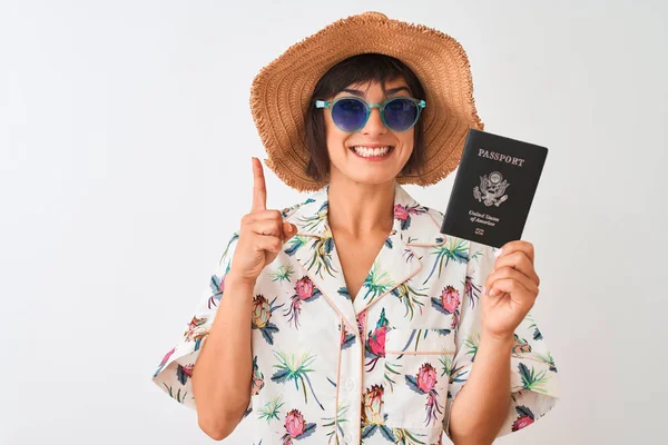 Turista Mujer Vacaciones Sosteniendo Pasaporte Los Estados Unidos Sobre Fondo —  Fotos de Stock