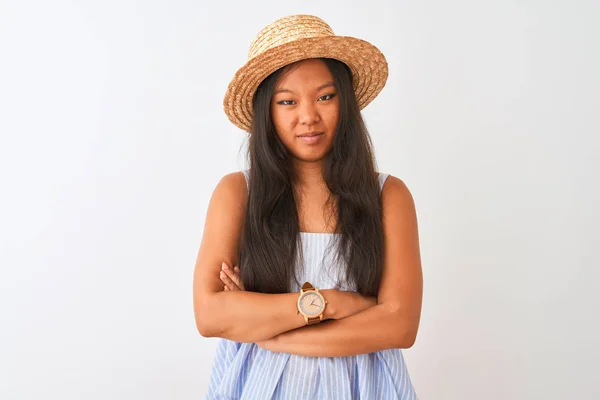 Jonge Chinese Vrouw Draagt Gestreepte Jurk Hoed Staande Geïsoleerde Witte — Stockfoto