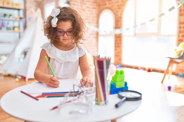 Bela Criança Usando Óculos Sentado Desenho Usando Papel Lápis Jardim — Fotografia de Stock