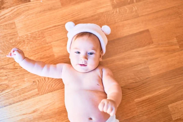 Evdeki Kanepede Uzanmış Sevimli Bir Bebek Yenidoğan Bel Şapkası Takıyor — Stok fotoğraf
