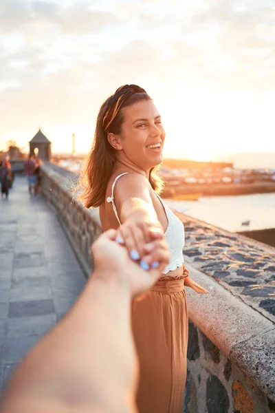 Hermosa Mujer Joven Caminando Paseo Marítimo Disfrutando Vista Mar Sonriendo — Foto de Stock